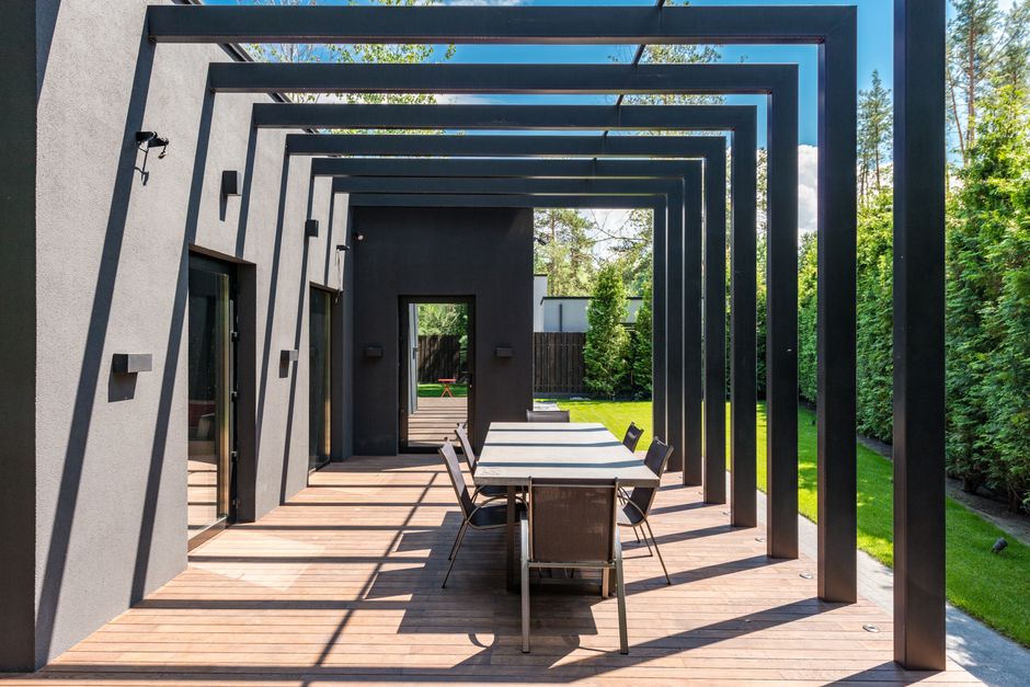 minimalist garden design with wooden deck and natural light